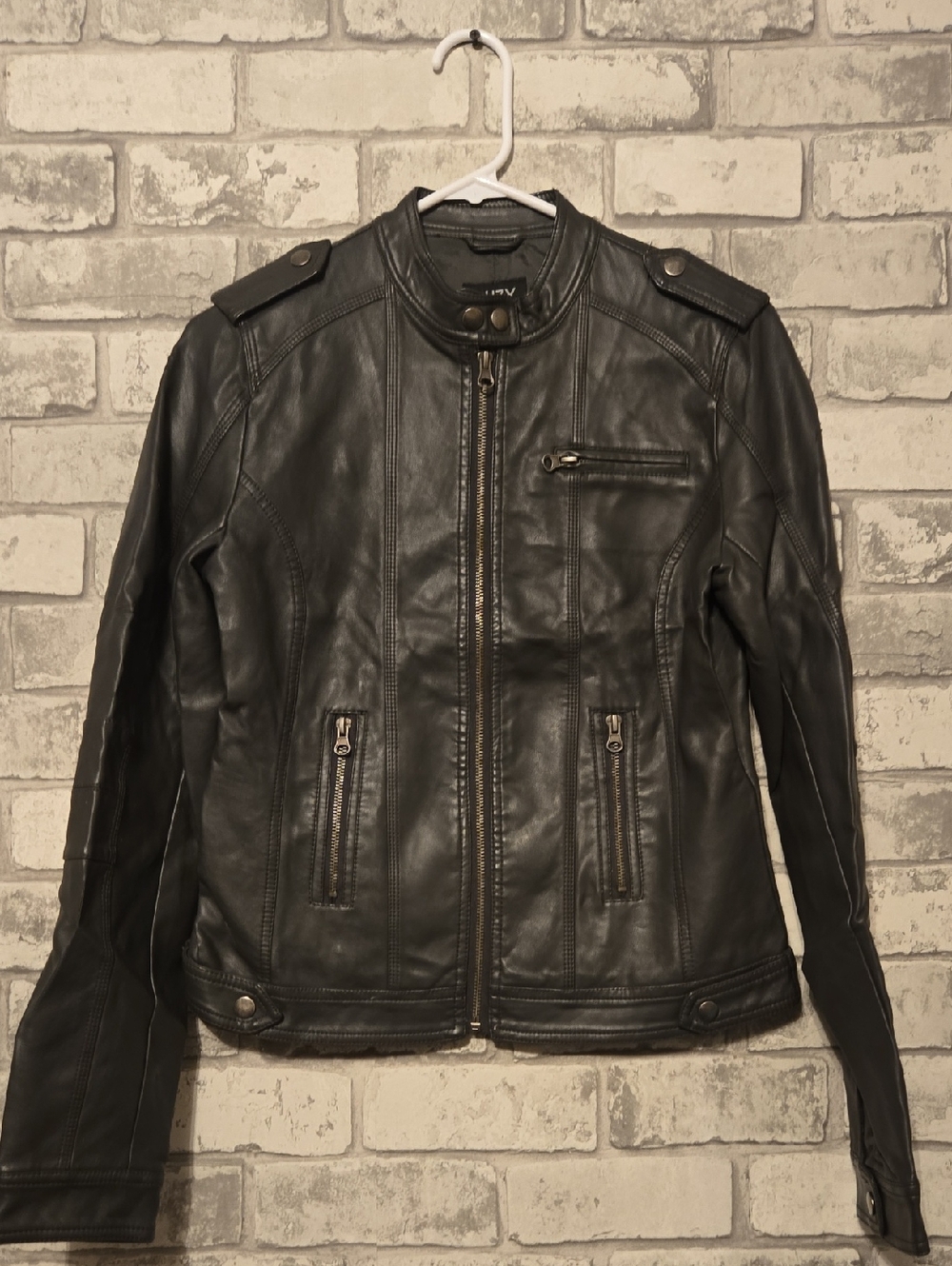 Suzy Shier Black Leather Moto Jacket with Epaulets and Zip Pockets